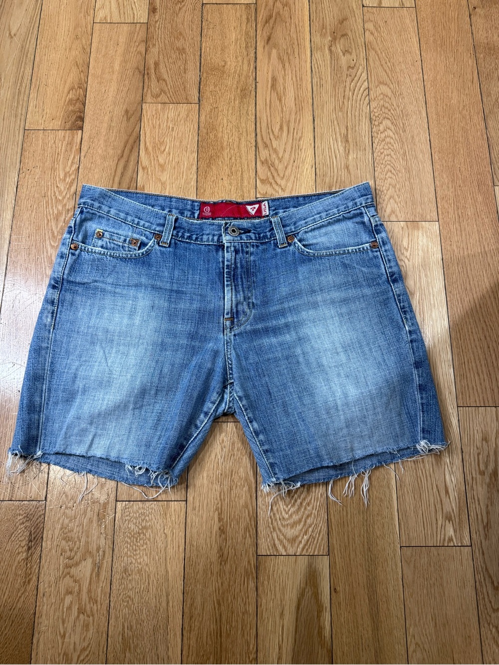 GUESS Vintage Raw Hem Distressed Denim Bermuda Shorts Size 32